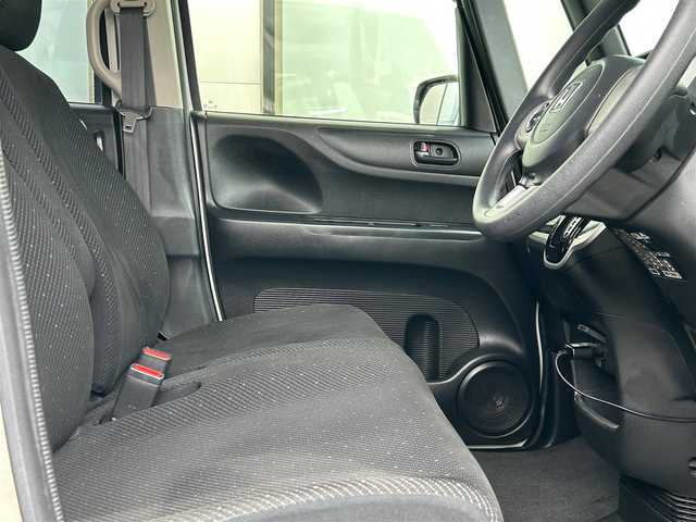 ホンダ Ｎ ＢＯＸ SSパッケージ 大阪府 2015(平27)年 5.6万km プレミアムホワイトパール あんしんパッケージ/・シティブレーキアクティブシステム/・前席用i-サイドエアバッグシステム〈容量変化タイプ〉/・サイドカーテンエアバッグシステム〈前席/後席対応〉）/純正メモリナビ/   TV/CD/DVD/Bluetooth/バックカメラ/両側パワースライドドア/純正14インチアルミホイール/アイドリングストップ/プッシュスタート/スマートキー/横滑り防止装置/ETC /ステアリングスイッチ/純正フロアマット