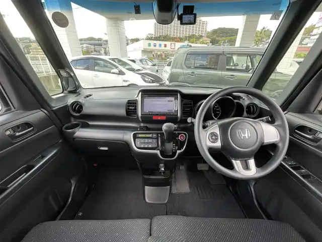 ホンダ Ｎ ＢＯＸ SSパッケージ 兵庫県 2015(平27)年 5.6万km プレミアムホワイトパール (株)IDOMが運営する【じしゃロン神戸名谷店】の自社ローン専用車両になりますこちらは現金またはオートローンご利用時の価格です。自社ローンご希望の方は別途その旨お申付け下さい。/あんしんパッケージ/・シティブレーキアクティブシステム/・前席用i-サイドエアバッグシステム〈容量変化タイプ〉/・サイドカーテンエアバッグシステム〈前席/後席対応〉）/純正メモリナビ/   TV/CD/DVD/Bluetooth/バックカメラ/両側パワースライドドア/純正14インチアルミホイール/アイドリングストップ/プッシュスタート/スマートキー/横滑り防止装置/ETC /ステアリングスイッチ/純正フロアマット