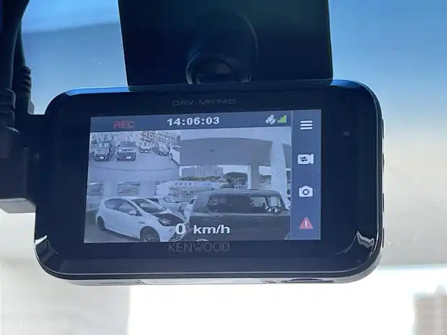 ホンダ Ｎ ＢＯＸ SSパッケージ 兵庫県 2015(平27)年 5.6万km プレミアムホワイトパール (株)IDOMが運営する【じしゃロン神戸名谷店】の自社ローン専用車両になりますこちらは現金またはオートローンご利用時の価格です。自社ローンご希望の方は別途その旨お申付け下さい。/あんしんパッケージ/・シティブレーキアクティブシステム/・前席用i-サイドエアバッグシステム〈容量変化タイプ〉/・サイドカーテンエアバッグシステム〈前席/後席対応〉）/純正メモリナビ/   TV/CD/DVD/Bluetooth/バックカメラ/両側パワースライドドア/純正14インチアルミホイール/アイドリングストップ/プッシュスタート/スマートキー/横滑り防止装置/ETC /ステアリングスイッチ/純正フロアマット