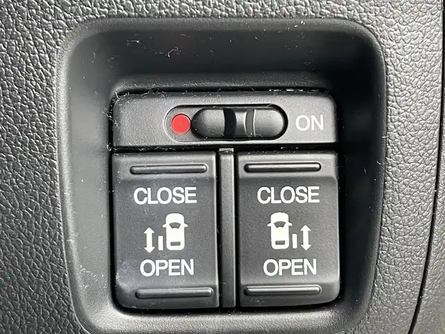 ホンダ Ｎ ＢＯＸ SSパッケージ 兵庫県 2015(平27)年 5.6万km プレミアムホワイトパール (株)IDOMが運営する【じしゃロン神戸名谷店】の自社ローン専用車両になりますこちらは現金またはオートローンご利用時の価格です。自社ローンご希望の方は別途その旨お申付け下さい。/あんしんパッケージ/・シティブレーキアクティブシステム/・前席用i-サイドエアバッグシステム〈容量変化タイプ〉/・サイドカーテンエアバッグシステム〈前席/後席対応〉）/純正メモリナビ/   TV/CD/DVD/Bluetooth/バックカメラ/両側パワースライドドア/純正14インチアルミホイール/アイドリングストップ/プッシュスタート/スマートキー/横滑り防止装置/ETC /ステアリングスイッチ/純正フロアマット