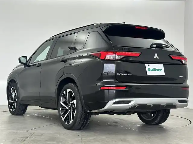 三菱 アウトランダー ＰＨＥＶ P 愛知県 2022(令4)年 1.1万km ブラックダイヤモンド サンルーフ　/全方位カメラ　/ＢＯＳＥサウンド　/置くだけ充電　/ルーフレール　/パワーバックドア　/前後シートヒーター　/レーザーシート　/ＨＵＤ　/ＢＳＭ　/ＥＴＣ２．０　/アルミホイール　/ＬＥＤライト　/ソナー