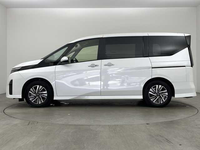 日産 セレナ ハイウェイスター V 兵庫県 2023(令5)年 3.7万km プリズムホワイト ・純正9インチナビ&TV&BT&HDMI&SD/・両側パワースライドドア/・ハンズフリースライドドア/・プロパイロット/・エマージェンシーブレーキ/・前後コーナーセンサー/・ブラインドスポットモニター/・ハーフレザーシート/・LEDオートライト/・オートマチックハイビーム/・バックカメラ/・パドルシフト/・ビルトインETC/・純正16インチAW/・社外フロアマット/・電動パーキングブレーキ/・ブレーキホールド/・アイドリングストップ/・スペアキー/・カーテンエアバック