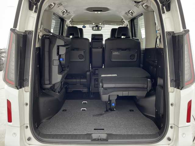 日産 セレナ ハイウェイスター V 兵庫県 2023(令5)年 3.7万km プリズムホワイト ・純正9インチナビ&TV&BT&HDMI&SD/・両側パワースライドドア/・ハンズフリースライドドア/・プロパイロット/・エマージェンシーブレーキ/・前後コーナーセンサー/・ブラインドスポットモニター/・ハーフレザーシート/・LEDオートライト/・オートマチックハイビーム/・バックカメラ/・パドルシフト/・ビルトインETC/・純正16インチAW/・社外フロアマット/・電動パーキングブレーキ/・ブレーキホールド/・アイドリングストップ/・スペアキー/・カーテンエアバック