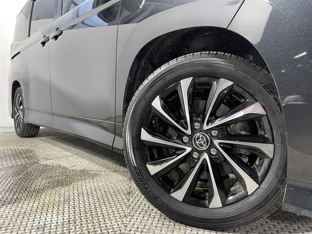 トヨタ ノア ハイブリッド S－Z 大阪府 2022(令4)年 0.6万km グリッターブラックガラスフレーク 快適利便パッケージ ユニバーサルステップ　10.5incナビTV 14inc後席モニター トヨタチームメイトADVパーク 3眼LED BSM パワーバックドア F/Rシートヒーター  オットマン 100V電源 レーダーC 衝突軽減B LKA ドライブレコーダー