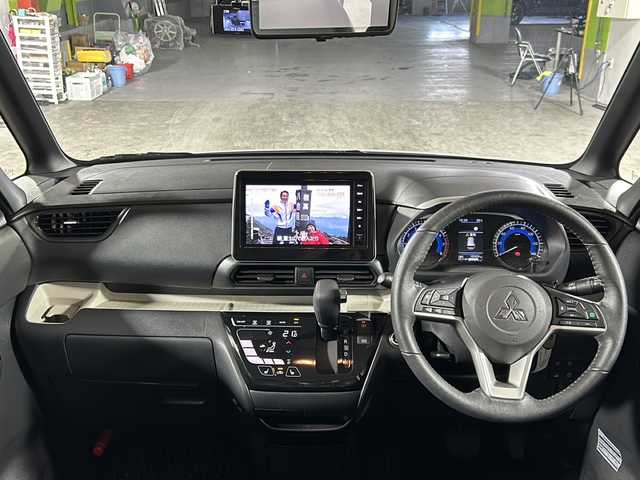 三菱 デリカミニ G プレミアム 沖縄県 2023(令5)年 1.9万km アメジストブラック/シルキーホワイト 県外仕入　/禁煙車　/純正ナビ[MM222D-LM]/（フルセグＴＶ　Blｕｅｔｏｏｔｈ FM AM）　/全方位カメラ　/両側パワースライドドア　/E‐Assist/・衝突被害軽減ブレーキ/・ 車線逸脱警報機能/・レーダークルーズコントロール/マイパイロット　/スマートルームミラー/シートバックテーブル/ＥＴＣ　/ダウンヒルアシストコントロール　/カーテンエアバック/LEDヘッドライト/ステアリングスイッチ/電動パーキングブレーキ