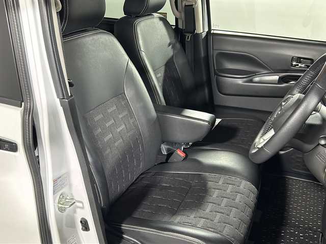 三菱 デリカミニ G プレミアム 沖縄県 2023(令5)年 1.9万km アメジストブラック/シルキーホワイト 県外仕入　/禁煙車　/純正ナビ[MM222D-LM]/（フルセグＴＶ　Blｕｅｔｏｏｔｈ FM AM）　/全方位カメラ　/両側パワースライドドア　/E‐Assist/・衝突被害軽減ブレーキ/・ 車線逸脱警報機能/・レーダークルーズコントロール/マイパイロット　/スマートルームミラー/シートバックテーブル/ＥＴＣ　/ダウンヒルアシストコントロール　/カーテンエアバック/LEDヘッドライト/ステアリングスイッチ/電動パーキングブレーキ