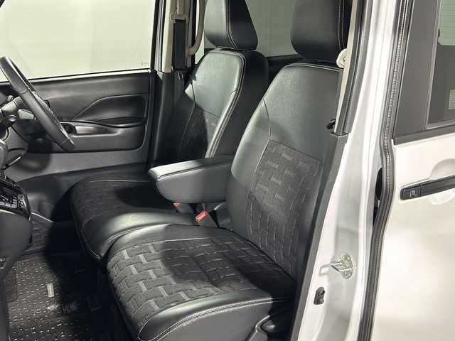 三菱 デリカミニ G プレミアム 沖縄県 2023(令5)年 1.9万km アメジストブラック/シルキーホワイト 県外仕入　/禁煙車　/純正ナビ[MM222D-LM]/（フルセグＴＶ　Blｕｅｔｏｏｔｈ FM AM）　/全方位カメラ　/両側パワースライドドア　/E‐Assist/・衝突被害軽減ブレーキ/・ 車線逸脱警報機能/・レーダークルーズコントロール/マイパイロット　/スマートルームミラー/シートバックテーブル/ＥＴＣ　/ダウンヒルアシストコントロール　/カーテンエアバック/LEDヘッドライト/ステアリングスイッチ/電動パーキングブレーキ