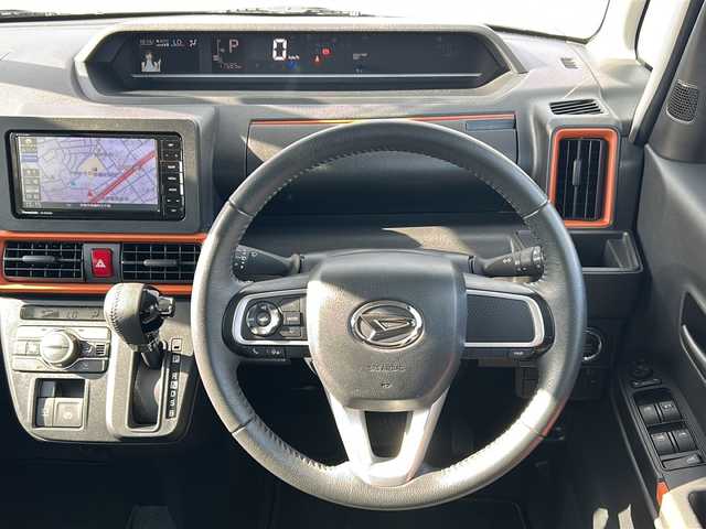 ダイハツ タント ファンクロスターボ 三重県 2023(令5)年 1.8万km クロムグレーメタリック 社外ナビ/両側パワースライドドア/スペアキー/前席シートヒーター/コーナーセンサー/革巻きハンドル/電子パーキング/USB給電/リヤサンシェード/オートハイビーム/オートライト/純正フロアマット/電動格納ミラー/禁煙車