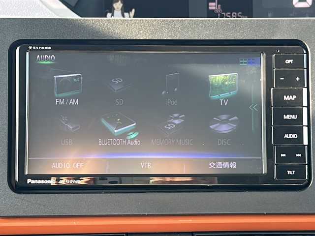 ダイハツ タント ファンクロスターボ 三重県 2023(令5)年 1.8万km クロムグレーメタリック 社外ナビ/両側パワースライドドア/スペアキー/前席シートヒーター/コーナーセンサー/革巻きハンドル/電子パーキング/USB給電/リヤサンシェード/オートハイビーム/オートライト/純正フロアマット/電動格納ミラー/禁煙車