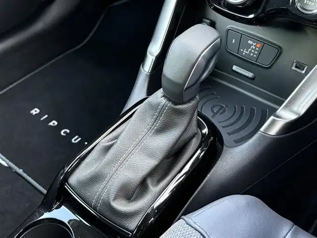 シトロエン シトロエン Ｃ３ エアクロス サーフED・バイ・リップカール 静岡県 2023(令5)年 1.8万km 白 ワンオーナー/ハーフレザーシート /BSM/純正ディスプレイオーディオ/(BT/CarPlay/USB)/360°カメラ/クルーズコントロール/レーンキープアシスト/パーキングアシスト/スマートキー/ETC/ドライブレコーダー/純正フロアマット/純正17インチアルミホイール/保証書/取説/スペアキー