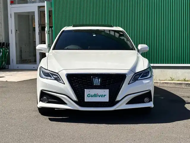 トヨタ クラウン ハイブリッド S Cパッケージ 宮城県 2018(平30)年 1.8万km ホワイトパールクリスタルシャイン ムーンルーフ/18インチアルミホイール/＝＝＝/セーフティセンス/・プリクラッシュセーフティ/・レーントレーシングアシスト/・レーダークルーズコントロール/・オートマチックハイビーム/・ロードサインアシスト/・先行車発進告知機能/ブラインドスポットモニター/リアクロストラフィックオートブレーキ/リアクロストラフィックアラート/純正ナビ/・CD/DVD/・Bluetooth/・フルセグTV/バックカメラ/ビルトインETC/ドライブレコーダー/AC100V/100Wコンセント/パワーシート/シートヒーター/ステアリグヒーター/革巻きステアリング/ステアリングスイッチ/パドルシフト/電動パーキングブレーキ/ブレーキホールド/LEDヘッドランプ/フォグランプ/オートライト/スマートキー＆プッシュスタート/スペアキー/電動格納ミラー/純正フロアマット/純正ドアバイザー/W/サイド/カーテンエアバッグ
