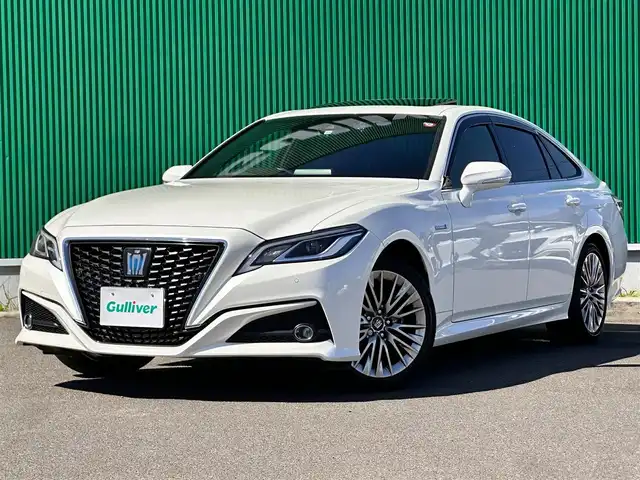 トヨタ クラウン ハイブリッド S Cパッケージ 宮城県 2018(平30)年 1.8万km ホワイトパールクリスタルシャイン ムーンルーフ/18インチアルミホイール/＝＝＝/セーフティセンス/・プリクラッシュセーフティ/・レーントレーシングアシスト/・レーダークルーズコントロール/・オートマチックハイビーム/・ロードサインアシスト/・先行車発進告知機能/ブラインドスポットモニター/リアクロストラフィックオートブレーキ/リアクロストラフィックアラート/純正ナビ/・CD/DVD/・Bluetooth/・フルセグTV/バックカメラ/ビルトインETC/ドライブレコーダー/AC100V/100Wコンセント/パワーシート/シートヒーター/ステアリグヒーター/革巻きステアリング/ステアリングスイッチ/パドルシフト/電動パーキングブレーキ/ブレーキホールド/LEDヘッドランプ/フォグランプ/オートライト/スマートキー＆プッシュスタート/スペアキー/電動格納ミラー/純正フロアマット/純正ドアバイザー/W/サイド/カーテンエアバッグ