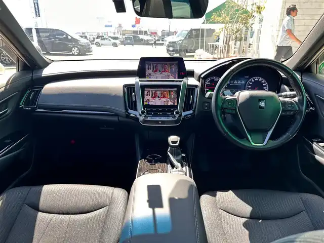 トヨタ クラウン ハイブリッド S Cパッケージ 宮城県 2018(平30)年 1.8万km ホワイトパールクリスタルシャイン ムーンルーフ/18インチアルミホイール/＝＝＝/セーフティセンス/・プリクラッシュセーフティ/・レーントレーシングアシスト/・レーダークルーズコントロール/・オートマチックハイビーム/・ロードサインアシスト/・先行車発進告知機能/ブラインドスポットモニター/リアクロストラフィックオートブレーキ/リアクロストラフィックアラート/純正ナビ/・CD/DVD/・Bluetooth/・フルセグTV/バックカメラ/ビルトインETC/ドライブレコーダー/AC100V/100Wコンセント/パワーシート/シートヒーター/ステアリグヒーター/革巻きステアリング/ステアリングスイッチ/パドルシフト/電動パーキングブレーキ/ブレーキホールド/LEDヘッドランプ/フォグランプ/オートライト/スマートキー＆プッシュスタート/スペアキー/電動格納ミラー/純正フロアマット/純正ドアバイザー/W/サイド/カーテンエアバッグ