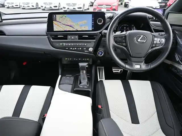 レクサス ＥＳ 300h Fスポーツ 千葉県 2022(令4)年 0.6万km ホワイトノーヴァガラスフレーク Lexus Safety System+/・プリクラッシュセーフティ/・レーンディパーチャーアラート/・オートハイビーム/・レーダークルーズコントロール/・ブラインドスポットモニター/ムーンルーフ/コンビレザーシート/前席パワーシート/エアシート/シートヒーター/純正SDナビ/地デジTV/【DVD/CD再生機能　Bluetooth接続】/パノラミックビューモニター/デジタルインナーミラー/デジタルアウターミラー/革巻きステアリング/ステアリングスイッチ/ステアリングヒーター/パドルシフト/ETC（2.0）/3眼LEDヘッドライト/フォグライト/ウインカーミラー/社外レーダー/ドライブレコーダー/クリアランスソナー/純正19インチアルミホイル/サイド/カーテンエアバッグ/スマートキー