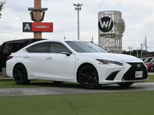 レクサス ＥＳ 300h Fスポーツ 千葉県 2022(令4)年 0.6万km ホワイトノーヴァガラスフレーク Lexus Safety System+/・プリクラッシュセーフティ/・レーンディパーチャーアラート/・オートハイビーム/・レーダークルーズコントロール/・ブラインドスポットモニター/ムーンルーフ/コンビレザーシート/前席パワーシート/エアシート/シートヒーター/純正SDナビ/地デジTV/【DVD/CD再生機能　Bluetooth接続】/パノラミックビューモニター/デジタルインナーミラー/デジタルアウターミラー/革巻きステアリング/ステアリングスイッチ/ステアリングヒーター/パドルシフト/ETC（2.0）/3眼LEDヘッドライト/フォグライト/ウインカーミラー/社外レーダー/ドライブレコーダー/クリアランスソナー/純正19インチアルミホイル/サイド/カーテンエアバッグ/スマートキー