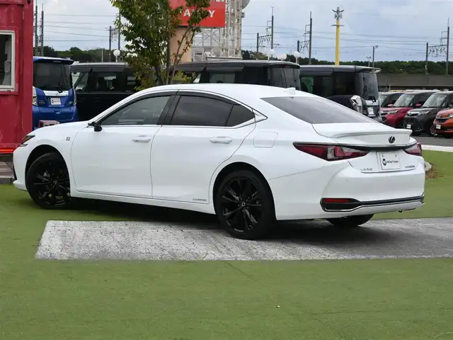レクサス ＥＳ 300h Fスポーツ 千葉県 2022(令4)年 0.6万km ホワイトノーヴァガラスフレーク Lexus Safety System+/・プリクラッシュセーフティ/・レーンディパーチャーアラート/・オートハイビーム/・レーダークルーズコントロール/・ブラインドスポットモニター/ムーンルーフ/コンビレザーシート/前席パワーシート/エアシート/シートヒーター/純正SDナビ/地デジTV/【DVD/CD再生機能　Bluetooth接続】/パノラミックビューモニター/デジタルインナーミラー/デジタルアウターミラー/革巻きステアリング/ステアリングスイッチ/ステアリングヒーター/パドルシフト/ETC（2.0）/3眼LEDヘッドライト/フォグライト/ウインカーミラー/社外レーダー/ドライブレコーダー/クリアランスソナー/純正19インチアルミホイル/サイド/カーテンエアバッグ/スマートキー