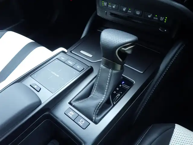 レクサス ＥＳ 300h Fスポーツ 千葉県 2022(令4)年 0.6万km ホワイトノーヴァガラスフレーク Lexus Safety System+/・プリクラッシュセーフティ/・レーンディパーチャーアラート/・オートハイビーム/・レーダークルーズコントロール/・ブラインドスポットモニター/ムーンルーフ/コンビレザーシート/前席パワーシート/エアシート/シートヒーター/純正SDナビ/地デジTV/【DVD/CD再生機能　Bluetooth接続】/パノラミックビューモニター/デジタルインナーミラー/デジタルアウターミラー/革巻きステアリング/ステアリングスイッチ/ステアリングヒーター/パドルシフト/ETC（2.0）/3眼LEDヘッドライト/フォグライト/ウインカーミラー/社外レーダー/ドライブレコーダー/クリアランスソナー/純正19インチアルミホイル/サイド/カーテンエアバッグ/スマートキー