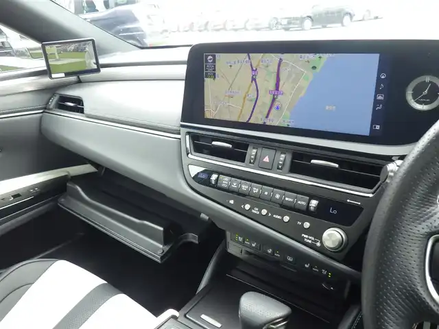 レクサス ＥＳ 300h Fスポーツ 千葉県 2022(令4)年 0.6万km ホワイトノーヴァガラスフレーク Lexus Safety System+/・プリクラッシュセーフティ/・レーンディパーチャーアラート/・オートハイビーム/・レーダークルーズコントロール/・ブラインドスポットモニター/ムーンルーフ/コンビレザーシート/前席パワーシート/エアシート/シートヒーター/純正SDナビ/地デジTV/【DVD/CD再生機能　Bluetooth接続】/パノラミックビューモニター/デジタルインナーミラー/デジタルアウターミラー/革巻きステアリング/ステアリングスイッチ/ステアリングヒーター/パドルシフト/ETC（2.0）/3眼LEDヘッドライト/フォグライト/ウインカーミラー/社外レーダー/ドライブレコーダー/クリアランスソナー/純正19インチアルミホイル/サイド/カーテンエアバッグ/スマートキー