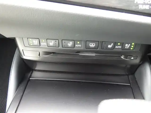 レクサス ＥＳ 300h Fスポーツ 千葉県 2022(令4)年 0.6万km ホワイトノーヴァガラスフレーク Lexus Safety System+/・プリクラッシュセーフティ/・レーンディパーチャーアラート/・オートハイビーム/・レーダークルーズコントロール/・ブラインドスポットモニター/ムーンルーフ/コンビレザーシート/前席パワーシート/エアシート/シートヒーター/純正SDナビ/地デジTV/【DVD/CD再生機能　Bluetooth接続】/パノラミックビューモニター/デジタルインナーミラー/デジタルアウターミラー/革巻きステアリング/ステアリングスイッチ/ステアリングヒーター/パドルシフト/ETC（2.0）/3眼LEDヘッドライト/フォグライト/ウインカーミラー/社外レーダー/ドライブレコーダー/クリアランスソナー/純正19インチアルミホイル/サイド/カーテンエアバッグ/スマートキー