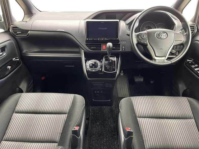 トヨタ ヴォクシー ZS 煌Ⅱ 新潟県 2019(令1)年 2.8万km ブラック 両側パワースライドドア　/ＡＬＰＩＮＥ製９インチメモリナビ　/Bluetooth・CD・DVD/バックカメラ　/フルセグ　/衝突被害軽減システム/ビルトインＥＴＣ　/前方ドライブレコーダー　/クルーズコントロール　/レーンキープアシスト/アイドリングストップ　/前後コーナーセンサー　/LEDオートライト/オートマチックハイビーム/プラグインHV/MTモード付AT/純正アルミホイール/スマートキー/スペアキー