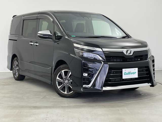 トヨタ ヴォクシー ZS 煌Ⅱ 新潟県 2019(令1)年 2.8万km ブラック 両側パワースライドドア　/ＡＬＰＩＮＥ製９インチメモリナビ　/Bluetooth・CD・DVD/バックカメラ　/フルセグ　/衝突被害軽減システム/ビルトインＥＴＣ　/前方ドライブレコーダー　/クルーズコントロール　/レーンキープアシスト/アイドリングストップ　/前後コーナーセンサー　/LEDオートライト/オートマチックハイビーム/プラグインHV/MTモード付AT/純正アルミホイール/スマートキー/スペアキー