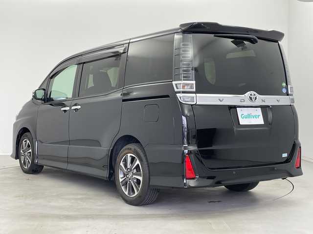 トヨタ ヴォクシー ZS 煌Ⅱ 新潟県 2019(令1)年 2.8万km ブラック 両側パワースライドドア　/ＡＬＰＩＮＥ製９インチメモリナビ　/Bluetooth・CD・DVD/バックカメラ　/フルセグ　/衝突被害軽減システム/ビルトインＥＴＣ　/前方ドライブレコーダー　/クルーズコントロール　/レーンキープアシスト/アイドリングストップ　/前後コーナーセンサー　/LEDオートライト/オートマチックハイビーム/プラグインHV/MTモード付AT/純正アルミホイール/スマートキー/スペアキー