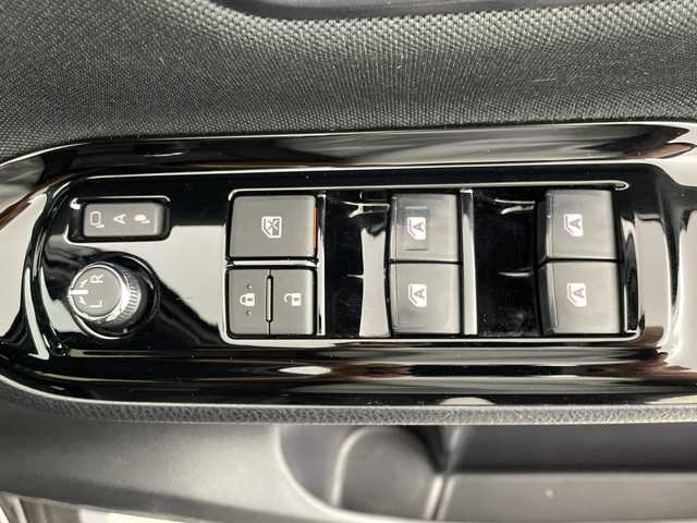 トヨタ ヴォクシー ZS 煌Ⅱ 新潟県 2019(令1)年 2.8万km ブラック 両側パワースライドドア　/ＡＬＰＩＮＥ製９インチメモリナビ　/Bluetooth・CD・DVD/バックカメラ　/フルセグ　/衝突被害軽減システム/ビルトインＥＴＣ　/前方ドライブレコーダー　/クルーズコントロール　/レーンキープアシスト/アイドリングストップ　/前後コーナーセンサー　/LEDオートライト/オートマチックハイビーム/プラグインHV/MTモード付AT/純正アルミホイール/スマートキー/スペアキー