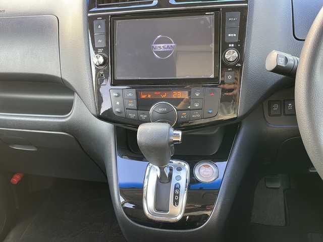 日産 セレナ HWS S HV Vセレ +Sefty Aセーフ 青森県 2015(平27)年 13.6万km ブリリアントホワイトパール ワンオーナー/純正8インチSDナビ・フルセグTV/CD・DVD・Bluetooth・SD/アラウンドビューモニター/純正フリップダウンモニター/両側パワースライドドア/エマージェンシーブレーキ/レーンキープアシスト/フロント・バックソナー/横滑り防止システム/純正エンジンスターター/ビルトインETC/LEDヘッドライト/フォグランプ/純正16インチアルミ/H28.H29.H30.R2.R4.R6年記録簿有/保証書・取説書