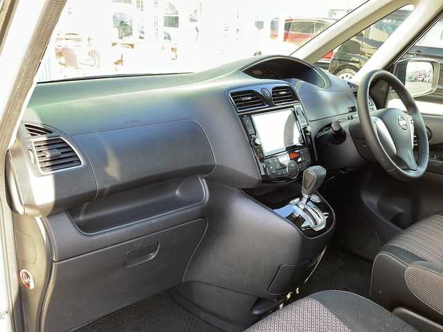 日産 セレナ HWS S HV Vセレ +Sefty Aセーフ 青森県 2015(平27)年 13.6万km ブリリアントホワイトパール ワンオーナー/純正8インチSDナビ・フルセグTV/CD・DVD・Bluetooth・SD/アラウンドビューモニター/純正フリップダウンモニター/両側パワースライドドア/エマージェンシーブレーキ/レーンキープアシスト/フロント・バックソナー/横滑り防止システム/純正エンジンスターター/ビルトインETC/LEDヘッドライト/フォグランプ/純正16インチアルミ/H28.H29.H30.R2.R4.R6年記録簿有/保証書・取説書