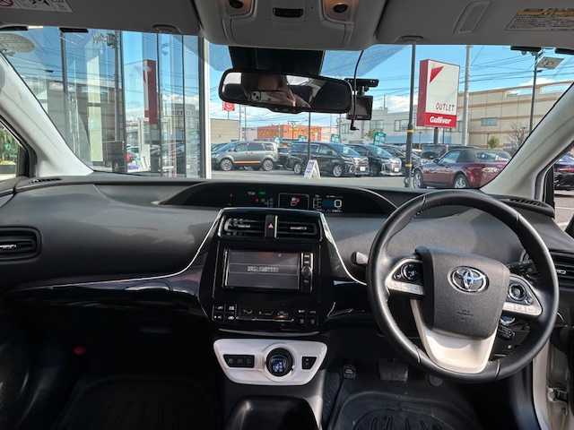 トヨタ プリウス Sセーフティプラス 宮城県 2017(平29)年 6.5万km スティールブロンドM 登録時走行距離64869km/SDナビ/フルセグTV/CD/DVD/Bluetooth/バックカメラ/ドライブレコーダー/ETC/追従クルーズコントロール/純正フロアマット/シートヒーター/衝突軽減ブレーキ/横滑り防止装置/LEDライト/コーナーセンサー/純正アルミホイール/15インチ冬タイヤ＆ホイール付き/電動格納ミラー