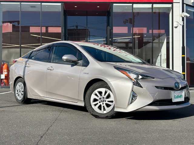 トヨタ プリウス Sセーフティプラス 宮城県 2017(平29)年 6.5万km スティールブロンドM 登録時走行距離64869km/SDナビ/フルセグTV/CD/DVD/Bluetooth/バックカメラ/ドライブレコーダー/ETC/追従クルーズコントロール/純正フロアマット/シートヒーター/衝突軽減ブレーキ/横滑り防止装置/LEDライト/コーナーセンサー/純正アルミホイール/15インチ冬タイヤ＆ホイール付き/電動格納ミラー