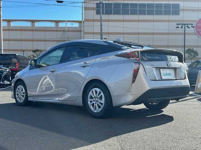 トヨタ プリウス Sセーフティプラス 宮城県 2017(平29)年 6.5万km スティールブロンドM 登録時走行距離64869km/SDナビ/フルセグTV/CD/DVD/Bluetooth/バックカメラ/ドライブレコーダー/ETC/追従クルーズコントロール/純正フロアマット/シートヒーター/衝突軽減ブレーキ/横滑り防止装置/LEDライト/コーナーセンサー/純正アルミホイール/15インチ冬タイヤ＆ホイール付き/電動格納ミラー