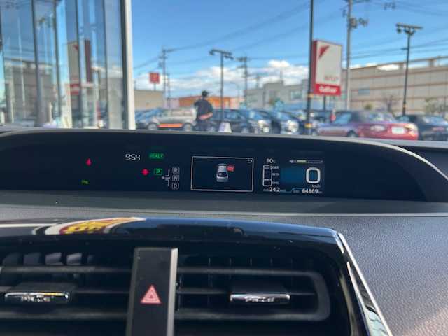 トヨタ プリウス Sセーフティプラス 宮城県 2017(平29)年 6.5万km スティールブロンドM 登録時走行距離64869km/SDナビ/フルセグTV/CD/DVD/Bluetooth/バックカメラ/ドライブレコーダー/ETC/追従クルーズコントロール/純正フロアマット/シートヒーター/衝突軽減ブレーキ/横滑り防止装置/LEDライト/コーナーセンサー/純正アルミホイール/15インチ冬タイヤ＆ホイール付き/電動格納ミラー