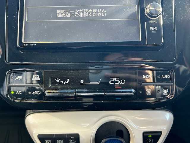 トヨタ プリウス Sセーフティプラス 宮城県 2017(平29)年 6.5万km スティールブロンドM 登録時走行距離64869km/SDナビ/フルセグTV/CD/DVD/Bluetooth/バックカメラ/ドライブレコーダー/ETC/追従クルーズコントロール/純正フロアマット/シートヒーター/衝突軽減ブレーキ/横滑り防止装置/LEDライト/コーナーセンサー/純正アルミホイール/15インチ冬タイヤ＆ホイール付き/電動格納ミラー