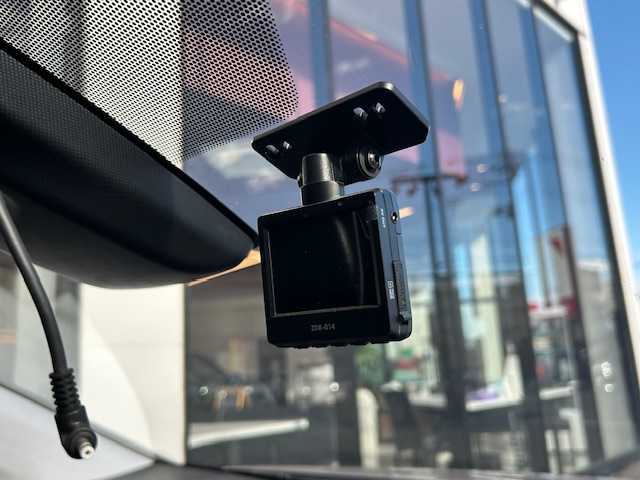 トヨタ プリウス Sセーフティプラス 宮城県 2017(平29)年 6.5万km スティールブロンドM 登録時走行距離64869km/SDナビ/フルセグTV/CD/DVD/Bluetooth/バックカメラ/ドライブレコーダー/ETC/追従クルーズコントロール/純正フロアマット/シートヒーター/衝突軽減ブレーキ/横滑り防止装置/LEDライト/コーナーセンサー/純正アルミホイール/15インチ冬タイヤ＆ホイール付き/電動格納ミラー