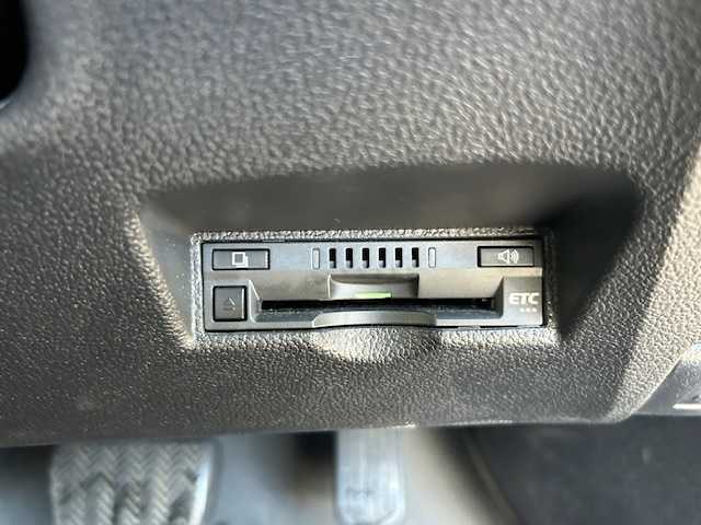 トヨタ プリウス Sセーフティプラス 宮城県 2017(平29)年 6.5万km スティールブロンドM 登録時走行距離64869km/SDナビ/フルセグTV/CD/DVD/Bluetooth/バックカメラ/ドライブレコーダー/ETC/追従クルーズコントロール/純正フロアマット/シートヒーター/衝突軽減ブレーキ/横滑り防止装置/LEDライト/コーナーセンサー/純正アルミホイール/15インチ冬タイヤ＆ホイール付き/電動格納ミラー