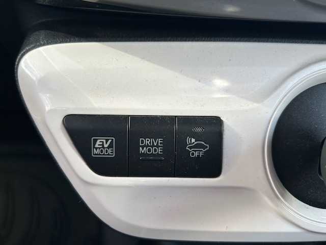 トヨタ プリウス Sセーフティプラス 宮城県 2017(平29)年 6.5万km スティールブロンドM 登録時走行距離64869km/SDナビ/フルセグTV/CD/DVD/Bluetooth/バックカメラ/ドライブレコーダー/ETC/追従クルーズコントロール/純正フロアマット/シートヒーター/衝突軽減ブレーキ/横滑り防止装置/LEDライト/コーナーセンサー/純正アルミホイール/15インチ冬タイヤ＆ホイール付き/電動格納ミラー