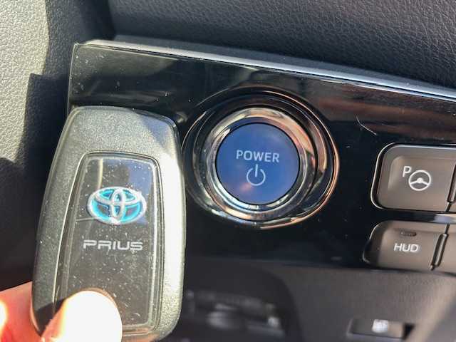 トヨタ プリウス Sセーフティプラス 宮城県 2017(平29)年 6.5万km スティールブロンドM 登録時走行距離64869km/SDナビ/フルセグTV/CD/DVD/Bluetooth/バックカメラ/ドライブレコーダー/ETC/追従クルーズコントロール/純正フロアマット/シートヒーター/衝突軽減ブレーキ/横滑り防止装置/LEDライト/コーナーセンサー/純正アルミホイール/15インチ冬タイヤ＆ホイール付き/電動格納ミラー