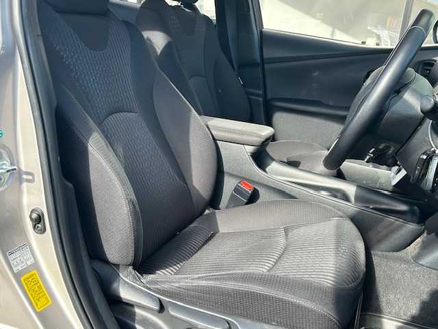 トヨタ プリウス Sセーフティプラス 宮城県 2017(平29)年 6.5万km スティールブロンドM 登録時走行距離64869km/SDナビ/フルセグTV/CD/DVD/Bluetooth/バックカメラ/ドライブレコーダー/ETC/追従クルーズコントロール/純正フロアマット/シートヒーター/衝突軽減ブレーキ/横滑り防止装置/LEDライト/コーナーセンサー/純正アルミホイール/15インチ冬タイヤ＆ホイール付き/電動格納ミラー