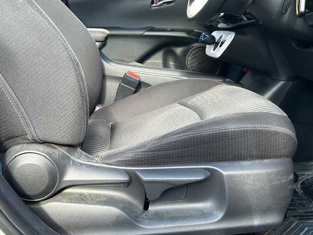 トヨタ プリウス Sセーフティプラス 宮城県 2017(平29)年 6.5万km スティールブロンドM 登録時走行距離64869km/SDナビ/フルセグTV/CD/DVD/Bluetooth/バックカメラ/ドライブレコーダー/ETC/追従クルーズコントロール/純正フロアマット/シートヒーター/衝突軽減ブレーキ/横滑り防止装置/LEDライト/コーナーセンサー/純正アルミホイール/15インチ冬タイヤ＆ホイール付き/電動格納ミラー