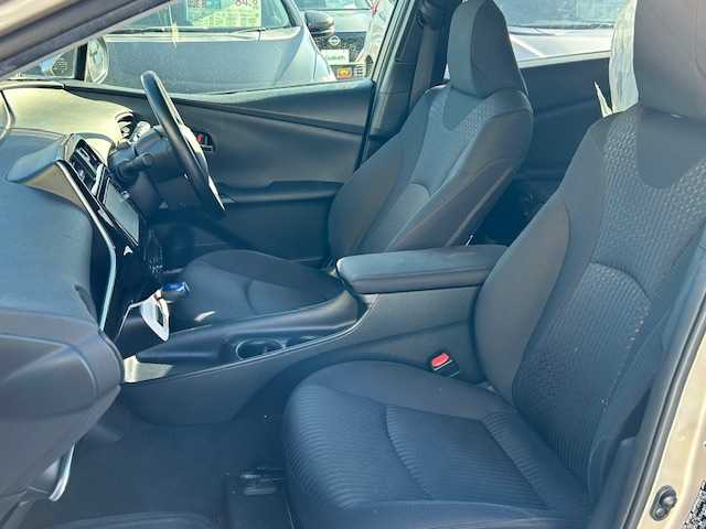 トヨタ プリウス Sセーフティプラス 宮城県 2017(平29)年 6.5万km スティールブロンドM 登録時走行距離64869km/SDナビ/フルセグTV/CD/DVD/Bluetooth/バックカメラ/ドライブレコーダー/ETC/追従クルーズコントロール/純正フロアマット/シートヒーター/衝突軽減ブレーキ/横滑り防止装置/LEDライト/コーナーセンサー/純正アルミホイール/15インチ冬タイヤ＆ホイール付き/電動格納ミラー