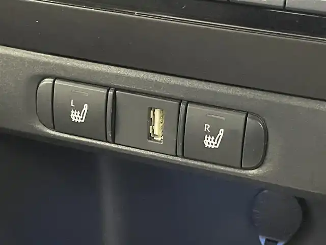 トヨタ ヤリス ハイブリッド Z 埼玉県 2020(令2)年 2.6万km 赤 純正８インチディスプレイオーディオ　バックカメラ　ドライブレコーダー　セーフティセンス　レーダークルーズコントロール　シートヒーター　スマートキー　オートハイビーム　ＬＥＤヘッドライト　地デジTV