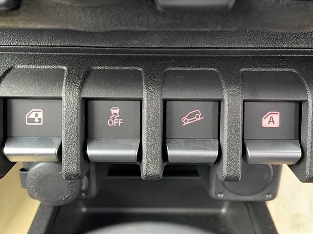 スズキ ジムニー ノマド FC 香川県 2025(令7)年 0.1千km アークティックホワイトパール スズキセーフティーサポート/・衝突被害軽減ブレーキ/・誤発進抑制機能/・車線逸脱警報/・アダプティブクルーズコントロール/・先行車発進お知らせ機能/前席シートヒーター/ヒーテッドドアミラー/コーナーセンサー/革巻きステアリング/ステアリングリモコン/純正15インチアルミホイール/LEDヘッドライト/フォグランプ/アイドリングストップ/パワーウィンドウ/オートエアコン/プッシュスタート/スマートキー/スペアキー/保証書/取扱説明書/記録簿