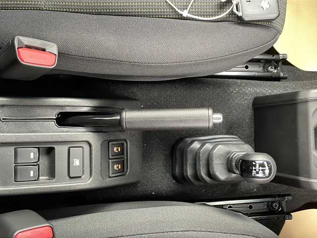 スズキ ジムニー ノマド FC 香川県 2025(令7)年 0.1千km アークティックホワイトパール スズキセーフティーサポート/・衝突被害軽減ブレーキ/・誤発進抑制機能/・車線逸脱警報/・アダプティブクルーズコントロール/・先行車発進お知らせ機能/前席シートヒーター/ヒーテッドドアミラー/コーナーセンサー/革巻きステアリング/ステアリングリモコン/純正15インチアルミホイール/LEDヘッドライト/フォグランプ/アイドリングストップ/パワーウィンドウ/オートエアコン/プッシュスタート/スマートキー/スペアキー/保証書/取扱説明書/記録簿