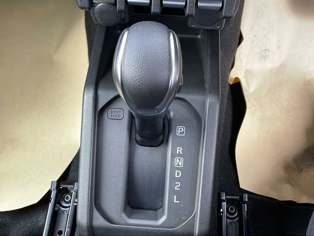 スズキ ジムニー ノマド FC 香川県 2025(令7)年 0.1千km アークティックホワイトパール スズキセーフティーサポート/・衝突被害軽減ブレーキ/・誤発進抑制機能/・車線逸脱警報/・アダプティブクルーズコントロール/・先行車発進お知らせ機能/前席シートヒーター/ヒーテッドドアミラー/コーナーセンサー/革巻きステアリング/ステアリングリモコン/純正15インチアルミホイール/LEDヘッドライト/フォグランプ/アイドリングストップ/パワーウィンドウ/オートエアコン/プッシュスタート/スマートキー/スペアキー/保証書/取扱説明書/記録簿