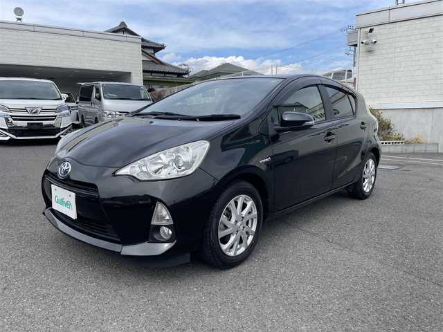 トヨタ アクア S 神奈川県 2014(平26)年 3.6万km ブラックマイカ シートカバー/社外ナビ（CN-RE０３WD）/・Bluetoothオーディオ/・フルセグTV/・バックカメラ/ETC/プッシュスタート/社外15インチアルミ/オートライト/ドアバイザー/新車時手帳、取説