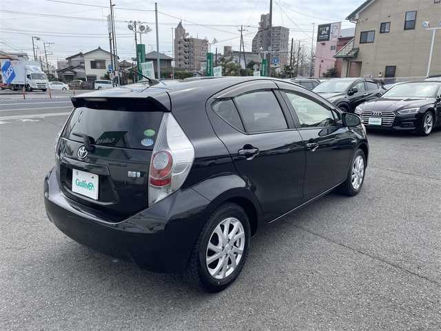 トヨタ アクア S 神奈川県 2014(平26)年 3.6万km ブラックマイカ シートカバー/社外ナビ（CN-RE０３WD）/・Bluetoothオーディオ/・フルセグTV/・バックカメラ/ETC/プッシュスタート/社外15インチアルミ/オートライト/ドアバイザー/新車時手帳、取説