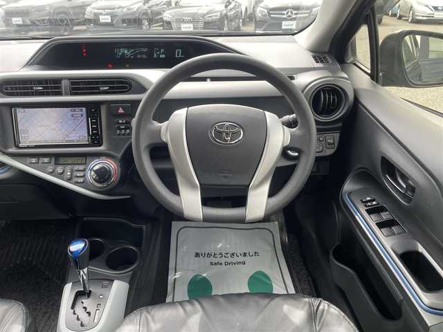 トヨタ アクア S 神奈川県 2014(平26)年 3.6万km ブラックマイカ シートカバー/社外ナビ（CN-RE０３WD）/・Bluetoothオーディオ/・フルセグTV/・バックカメラ/ETC/プッシュスタート/社外15インチアルミ/オートライト/ドアバイザー/新車時手帳、取説