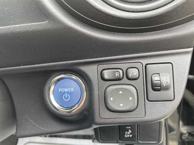 トヨタ アクア S 神奈川県 2014(平26)年 3.6万km ブラックマイカ シートカバー/社外ナビ（CN-RE０３WD）/・Bluetoothオーディオ/・フルセグTV/・バックカメラ/ETC/プッシュスタート/社外15インチアルミ/オートライト/ドアバイザー/新車時手帳、取説