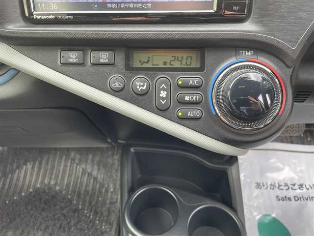 トヨタ アクア S 神奈川県 2014(平26)年 3.6万km ブラックマイカ シートカバー/社外ナビ（CN-RE０３WD）/・Bluetoothオーディオ/・フルセグTV/・バックカメラ/ETC/プッシュスタート/社外15インチアルミ/オートライト/ドアバイザー/新車時手帳、取説